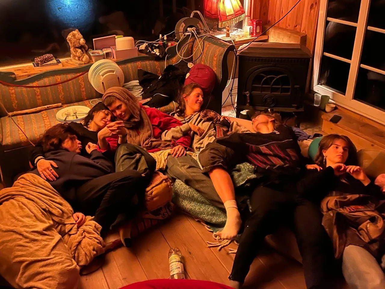 Menschen liegen gemütlich rum